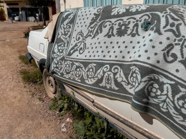 Terk edilmiş beyaz Wolkswagen GT Fas 'ta park halinde.