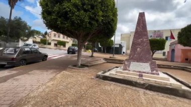 Halka açık bir alanda taş heykel