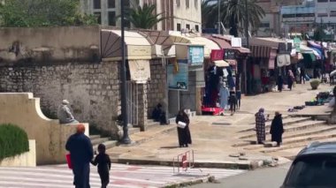 Yerel halk sokaklarda yürüyor.