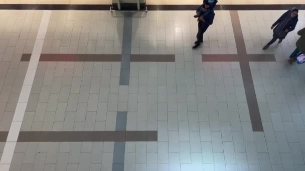 Λίγοι Περπατούν Στο Διάδρομο Ενός Εμπορικού Κέντρου — Αρχείο Βίντεο