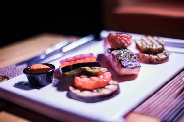 Izgara patates ve domatesli ızgara somon filetosu.