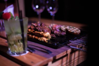 Izgara domates, patates ve soğanlı bir tabak tavuk ve biftek. 