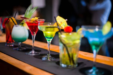 Bardaki tezgahın üzerinde değişik martini bardakları var.