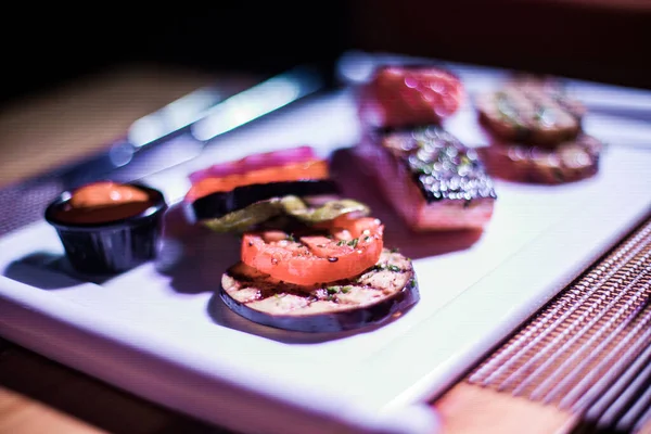 Izgara patates ve domatesli ızgara somon filetosu.