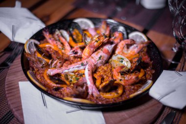 Taze Paella tabağı masada.