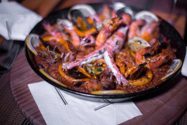 Taze Paella tabağı masada.