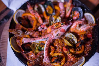 Taze Paella tabağı masada.