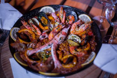 Taze Paella tabağı masada.