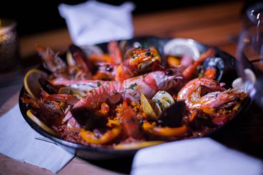 Taze Paella tabağı masada.