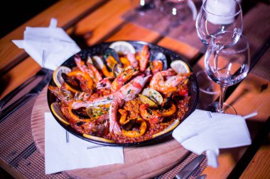 Taze Paella tabağı masada.