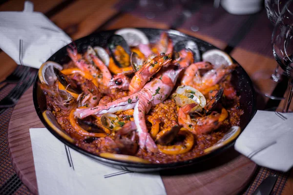 Taze Paella tabağı masada.