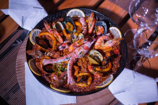 Taze Paella tabağı masada.
