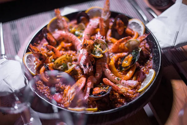 Taze Paella tabağı masada.