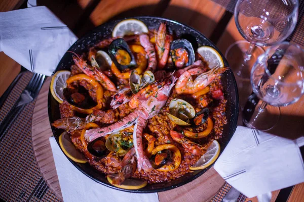 Taze Paella tabağı masada.