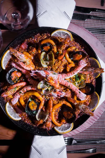 Taze Paella tabağı masada.