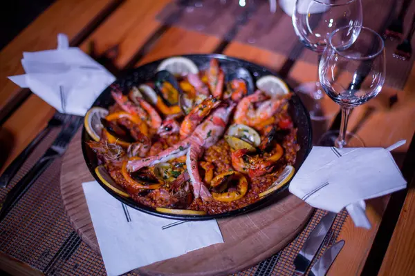 Taze Paella tabağı masada.