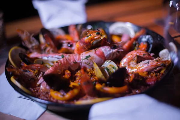 Taze Paella tabağı masada.