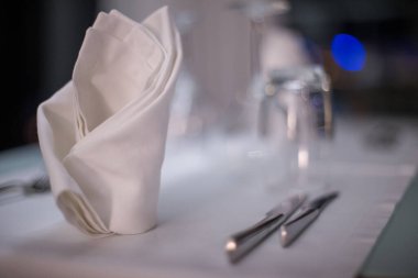 Masada birkaç boş şarap kadehi var.