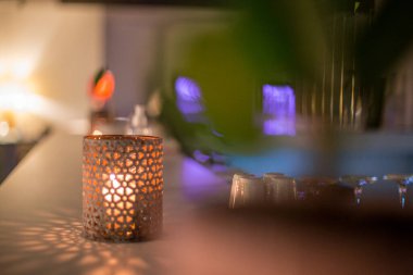 Lüks bir otelde geleneksel mum.