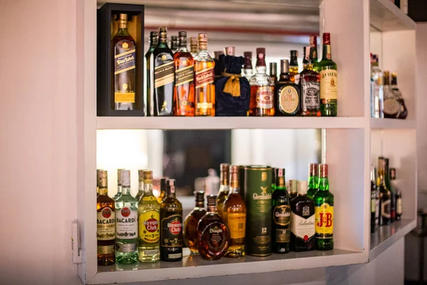 Различные Бутылки Алкоголя Полке Ресторанного Бара — стоковое фото