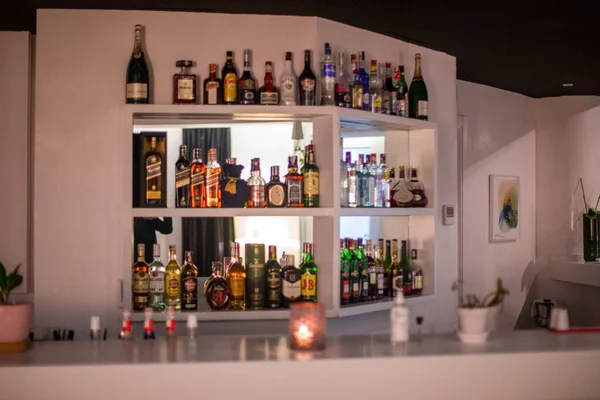 Restoran barının rafında farklı bir alkol şişesi var.