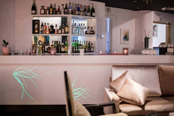 Restoran barının rafında farklı bir alkol şişesi var.