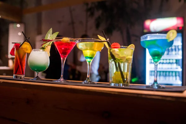 Sebaris Gelas Martini Yang Berbeda Meja Bar — Stok Foto
