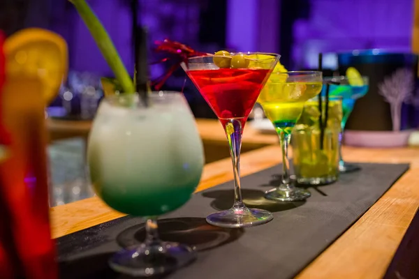 Una Fila Diversi Bicchieri Martini Sul Bancone Bar — Foto Stock