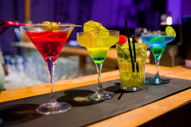 Barın tezgahında değişik martini bardakları var.