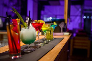 Barın tezgahında değişik martini bardakları var.