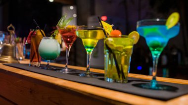 Barın tezgahında değişik martini bardakları var.