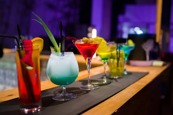 Barın tezgahında değişik martini bardakları var.