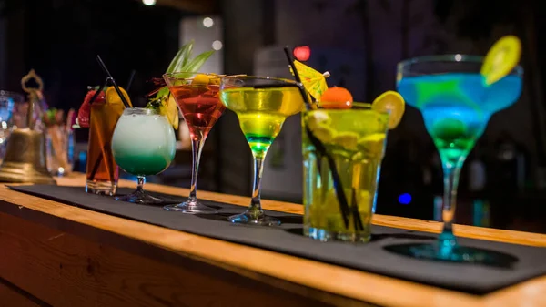Barın tezgahında değişik martini bardakları var.
