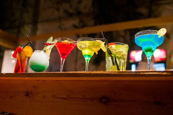 Barın tezgahında değişik martini bardakları var.