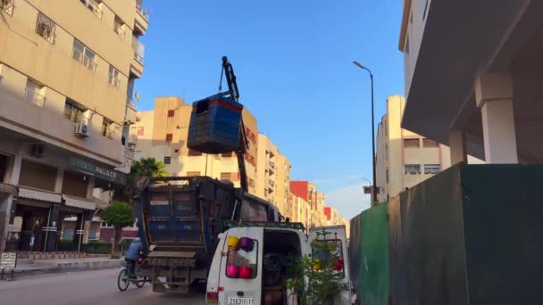Pojemnik Śmieci Podnoszący Kosz Śmieci Bocznej Drogi Maroku — Wideo stockowe