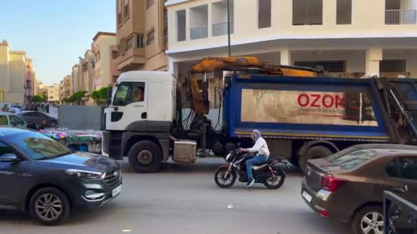 在摩洛哥 垃圾收集集装箱将垃圾箱从小道运走 — 图库视频影像