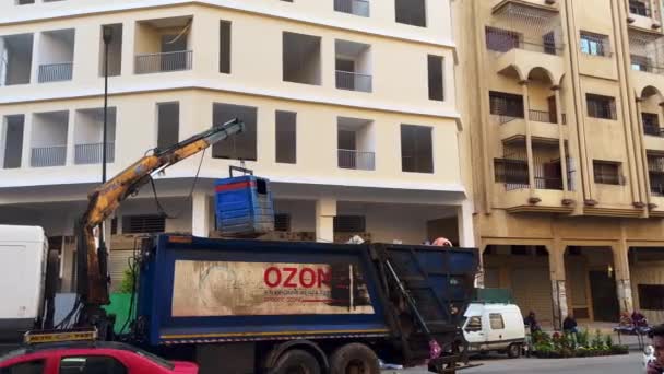 Kotak Sampah Mengangkat Tempat Sampah Dari Jalan Samping Maroko — Stok Video