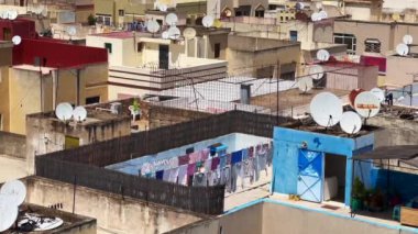Fes 'teki bir Fas apartmanının çatısında çamaşırhane asılı.