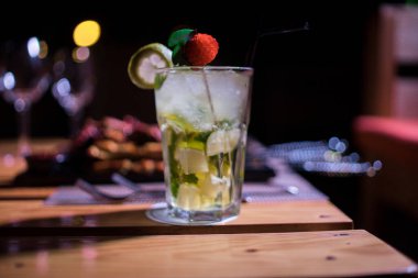 Bir bardak soğuk mojito, üzerinde benim dilimlerim var.