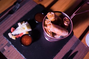 Çıtır Briouats 'lar masada metalik bir kase üzerinde