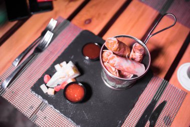 Çıtır Briouats 'lar masada metalik bir kase üzerinde