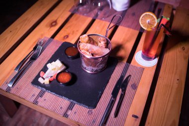 Çıtır Briouats 'lar masada metalik bir kase üzerinde