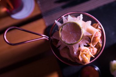 Çıtır Briouats 'lar masada metalik bir kase üzerinde