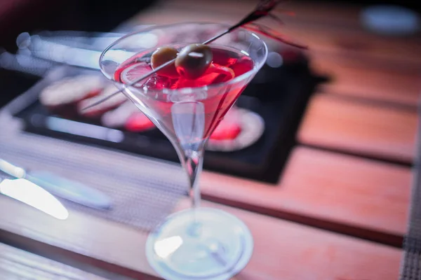 Red Martini Dengan Dua Buah Zaitun Dicampur Dengan Itu — Stok Foto