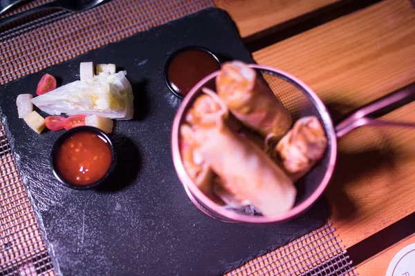 Çıtır Briouats 'lar masada metalik bir kase üzerinde