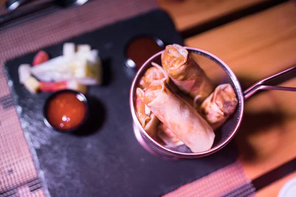 Çıtır Briouats 'lar masada metalik bir kase üzerinde