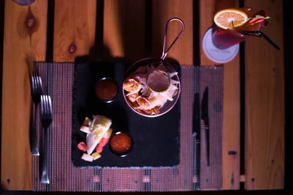 Çıtır Briouats 'lar masada metalik bir kase üzerinde