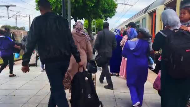 Марокканцы Идут Выходу Железнодорожного Вокзала Фес — стоковое видео