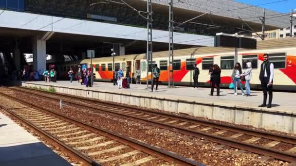 カサブランカの主要鉄道駅に近づく列車 — ストック動画