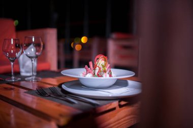 Parlak tabakta deniz ürünleri salatası.